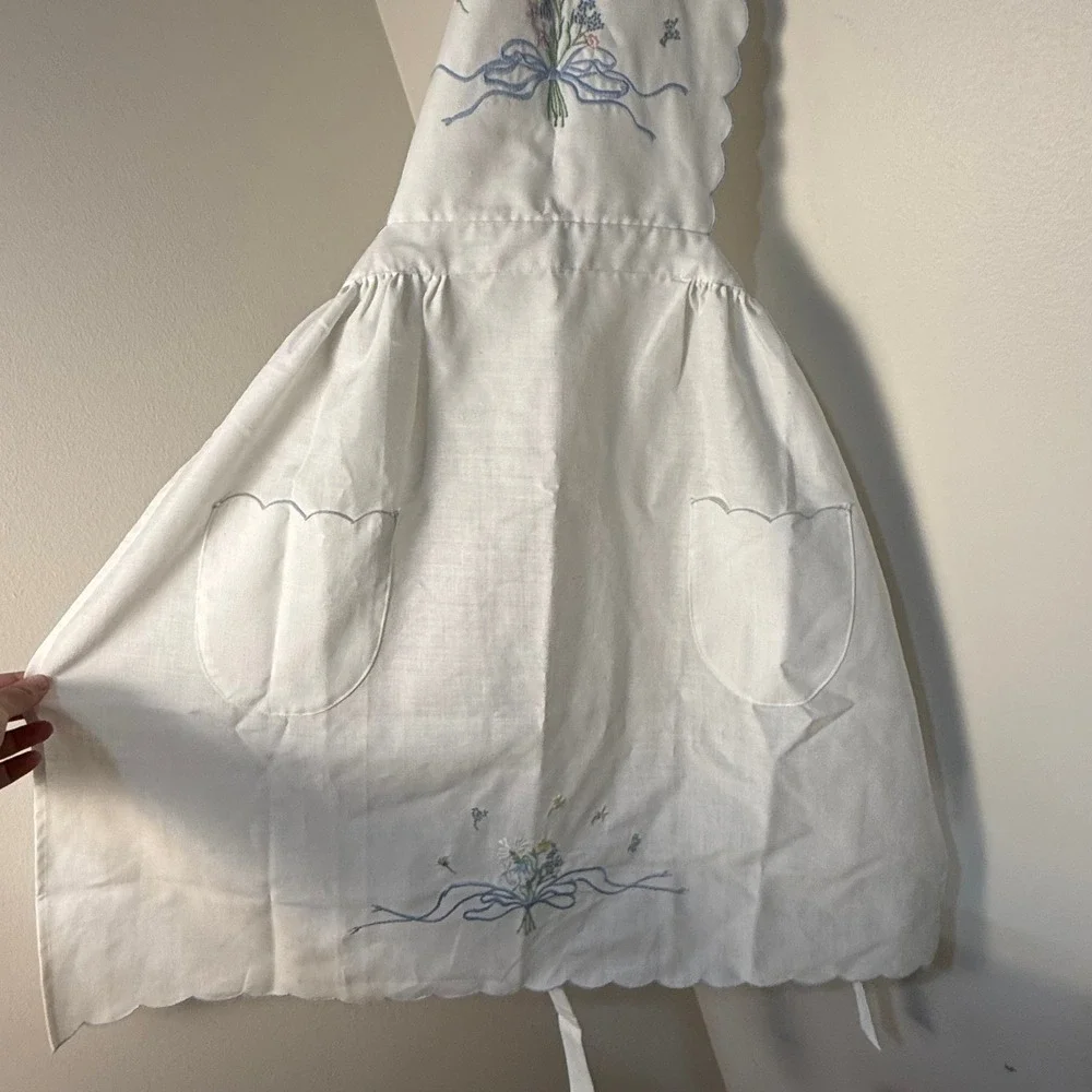 Vtg 1985 White Embroidered Floral Apron Scallop Edge Tulip Pockets Linen L/XL